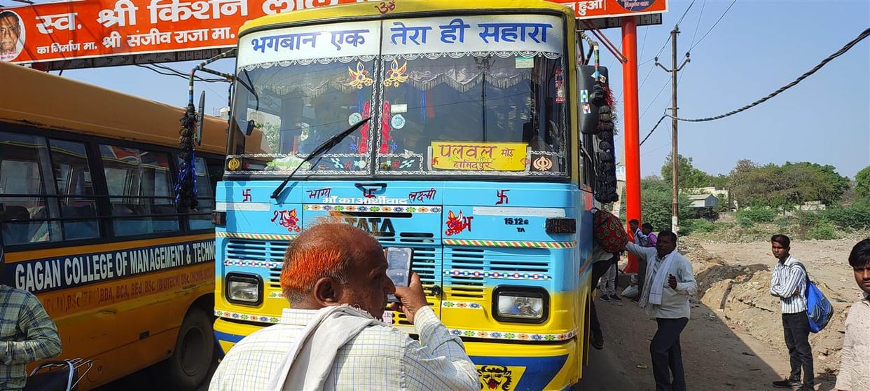 Daggamar private bus is filling up from outside RM office