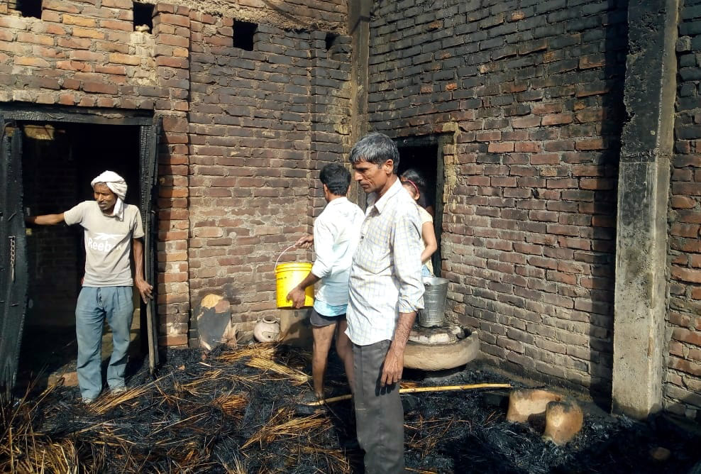Bienes por valor de lakh destruidos debido al incendio en cinco casas