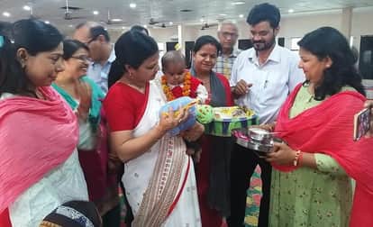 फोटो-41-छह माह के बच्चे का अन्नप्राशन करातीं एडीएम वंदना त्रिवेदी व अन्य