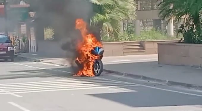 Fire broke out in bike while starting in front of azamgarh collectorate fire brigade extinguished fire