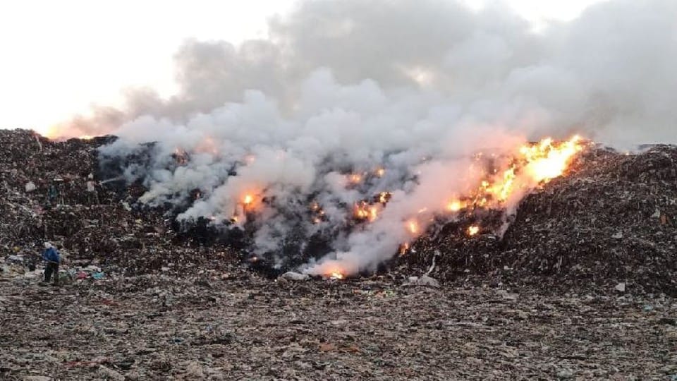 Garbage fire at Kuberpur landfill site in Agra