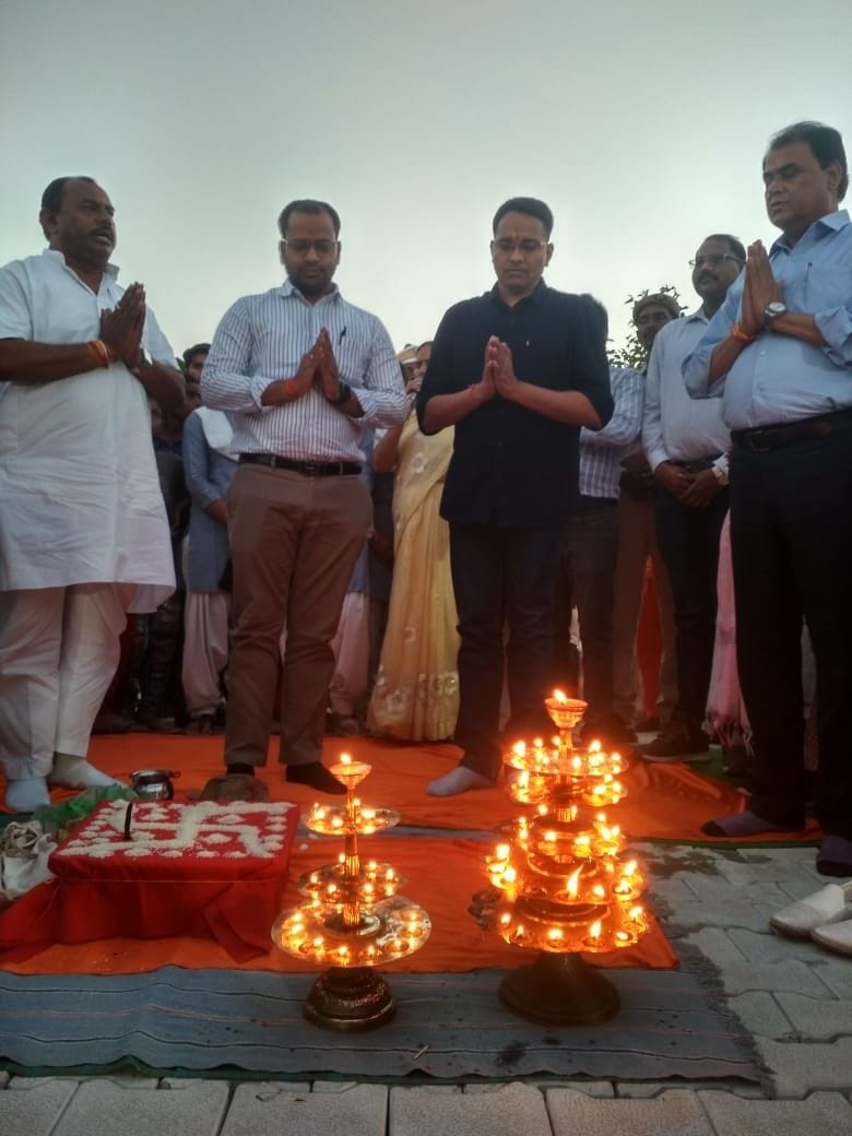 Hathras: DM and SP performed aarti on the banks of river Sengar