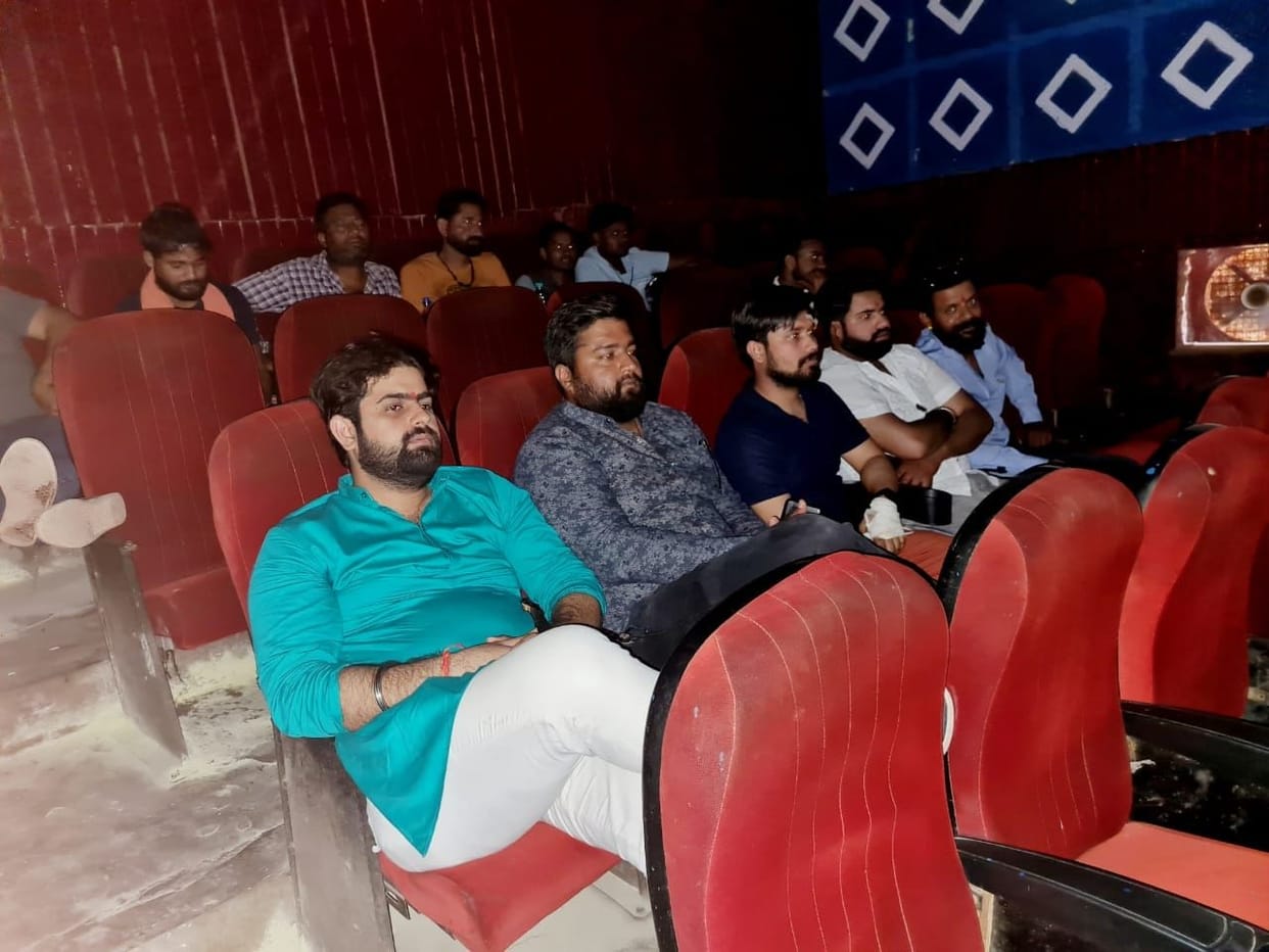 Hathras: The eyes of the audience became moist after seeing the atrocities on Kashmiri Pandits