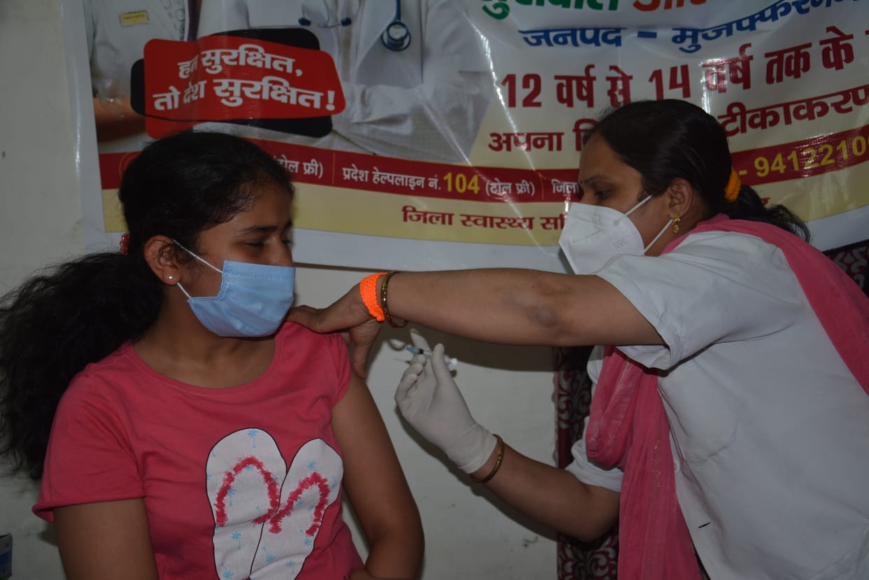 Mom and dad raised their courage, happily got the vaccine