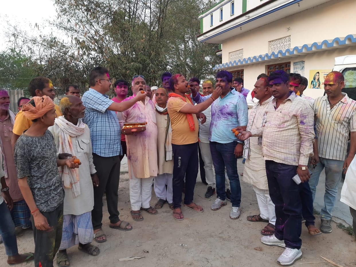 Celebration atmosphere in the village after AK Sharma became cabinet minister, Abir-Gulal flew fiercely