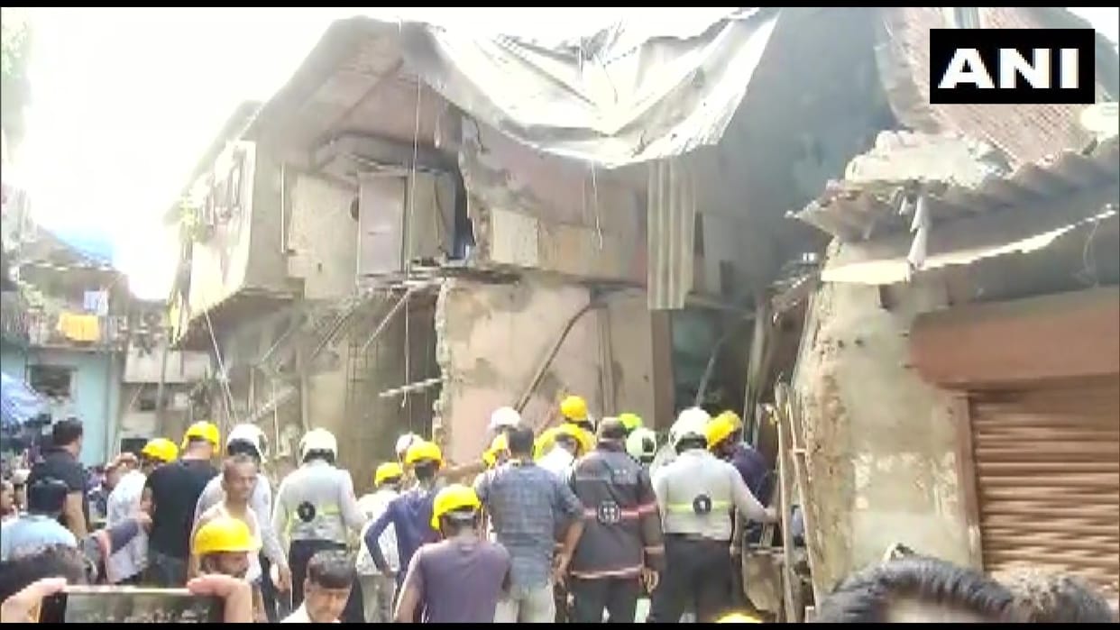 One died and two got injured after a building collapsed in Kandivali area of Mumbai 