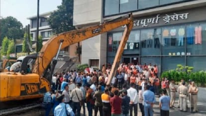 Indore: When the corporation staff reached to break the illegal construction, the owner lay down in front of Poklane, the employees also protested