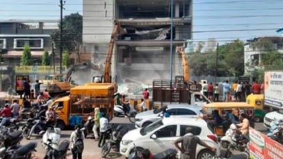 Indore: When the corporation staff reached to break the illegal construction, the owner lay down in front of Poklane, the employees also protested