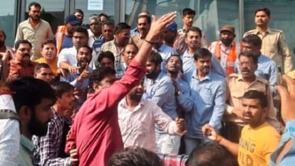 Indore: When the corporation staff reached to break the illegal construction, the owner lay down in front of Poklane, the employees also protested