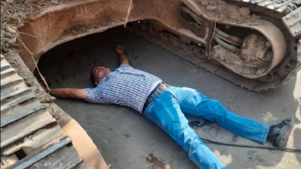 Indore: When the corporation staff reached to break the illegal construction, the owner lay down in front of Poklane, the employees also protested