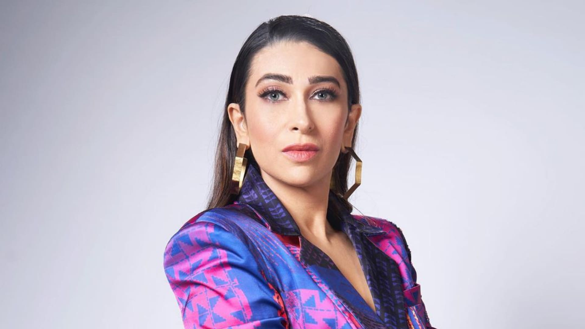 Karisma Kapoor recreates a vintage ad of nirma washing powder with cred: fans feels nostalgic
