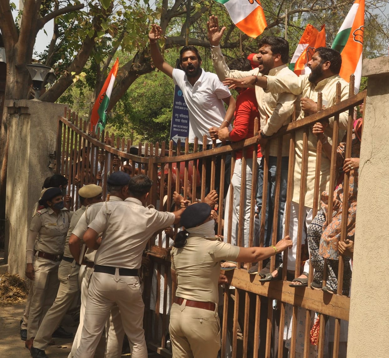 Congressmen took to the streets to protest against inflation
