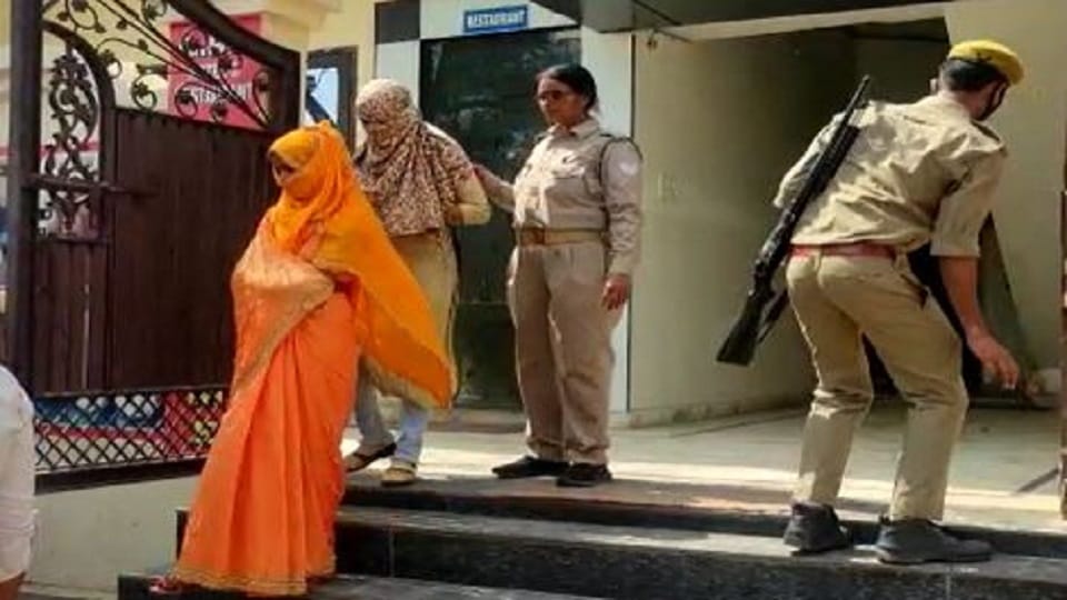 lovers were found in an objectionable condition in hotel During police raid in Firozabad