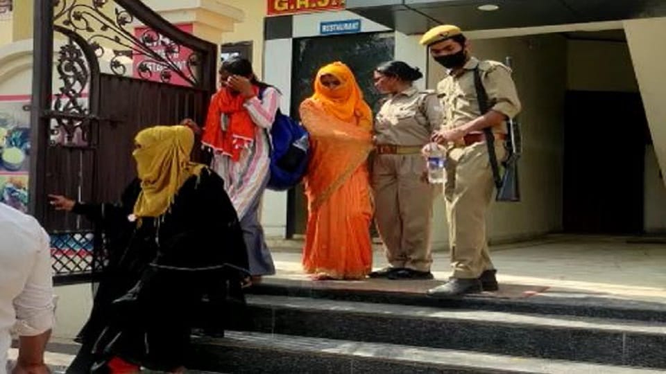lovers were found in an objectionable condition in hotel During police raid in Firozabad
