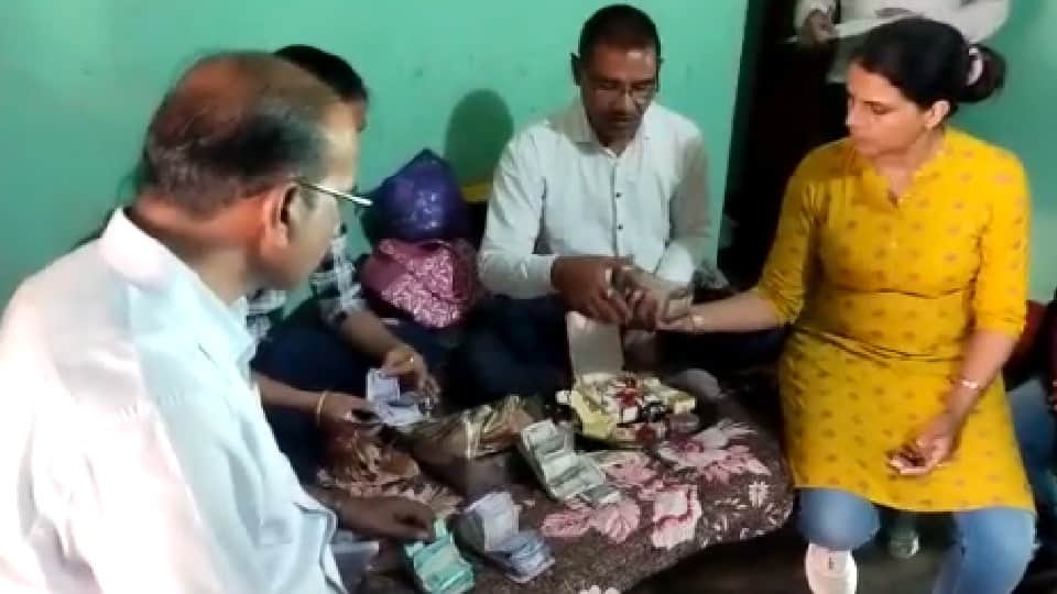 EOW raid in Satna: Team reached to calculate black money of crorepati panchayat secretary