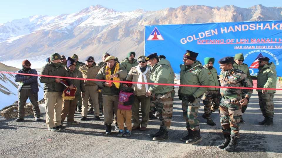 Snow removal work completed on Manali-Leh road, traffic will be restored soon