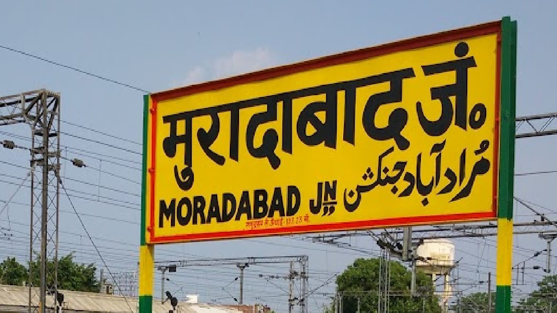 Robbery on strength of swords and guns in two trains at Govind Nagar Outer of moradabad