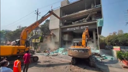 Indore: When the corporation staff reached to break the illegal construction, the owner lay down in front of Poklane, the employees also protested