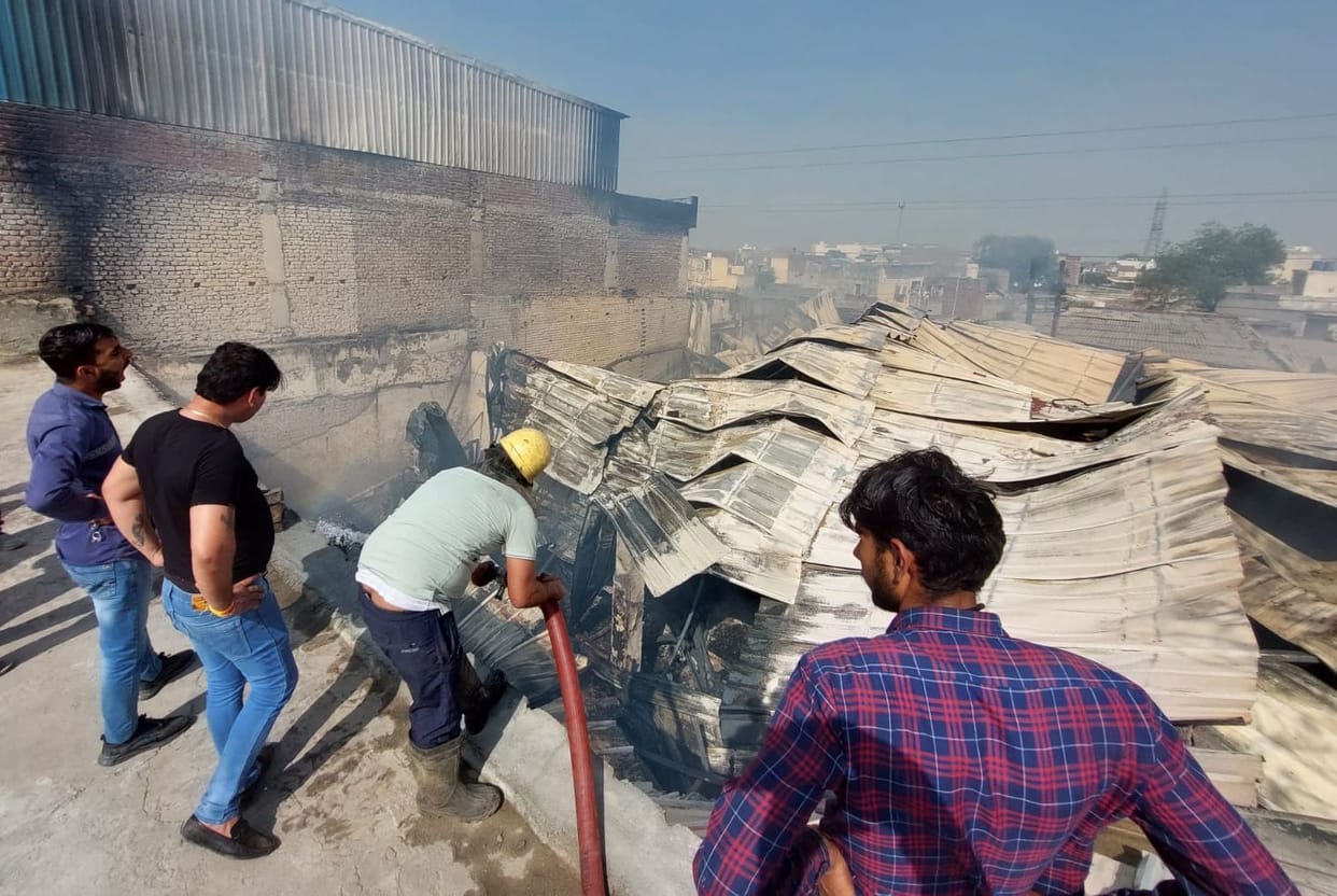 Massive fire broke out in two factories, goods worth lakhs burnt