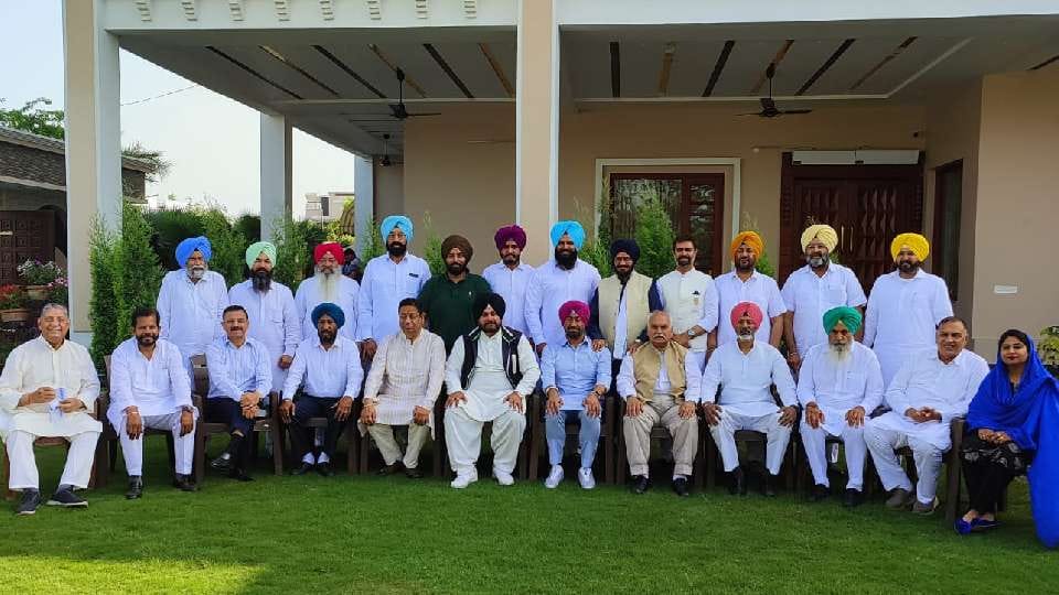 Navjot Singh Sidhu held a meeting with Congress leaders in Sultanpur Lodhi