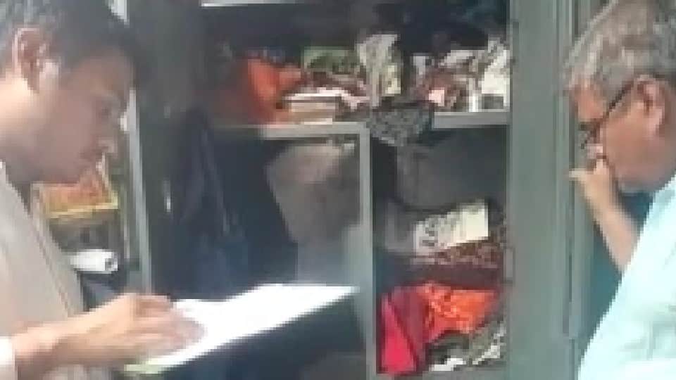 EOW raid in Satna: Team reached to calculate black money of crorepati panchayat secretary