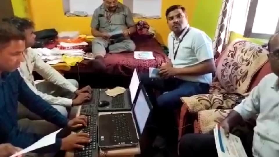 EOW raid in Satna: Team reached to calculate black money of crorepati panchayat secretary