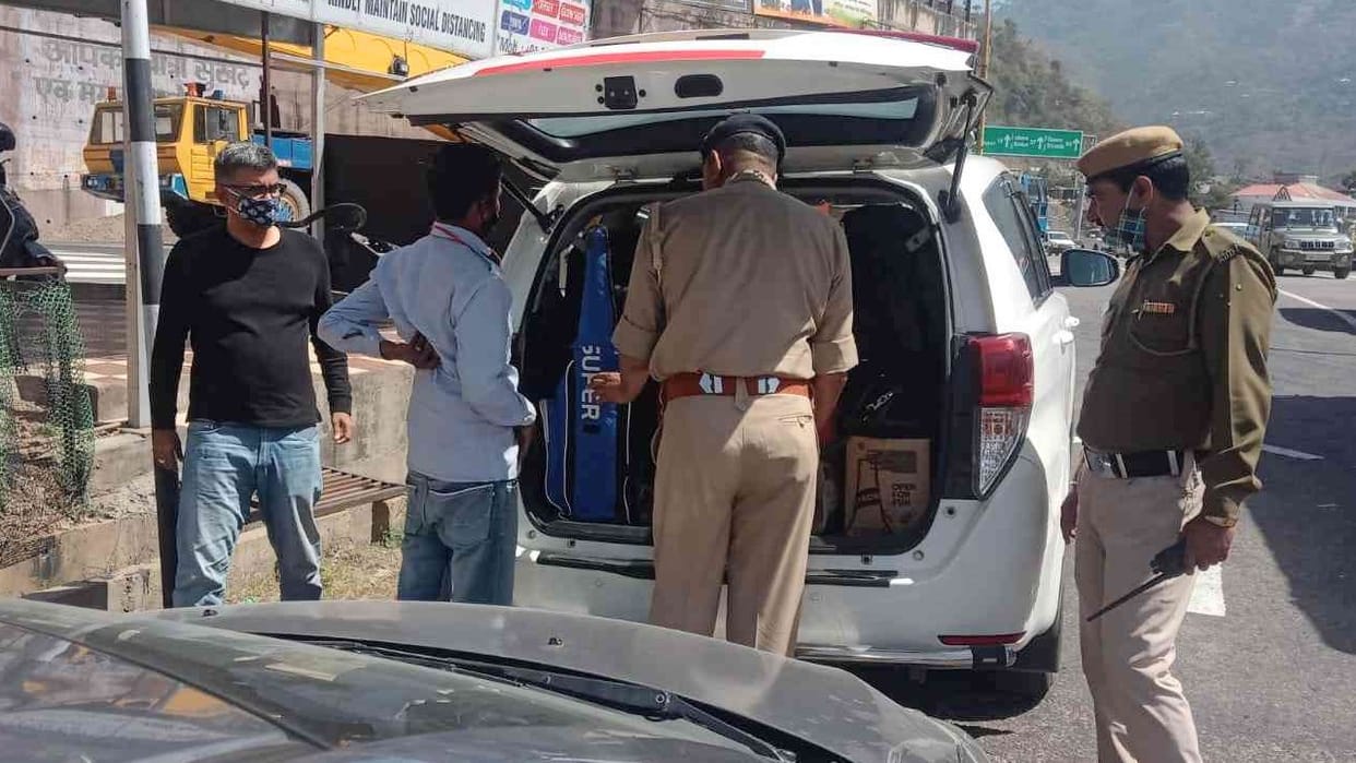 himachal police checking vehicles at parwanoo barrier himachal pradesh