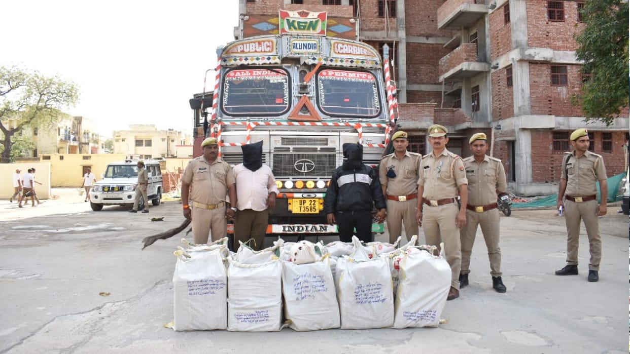 Police and STF caught four quintals of ganja in Budaun two smugglers arrested