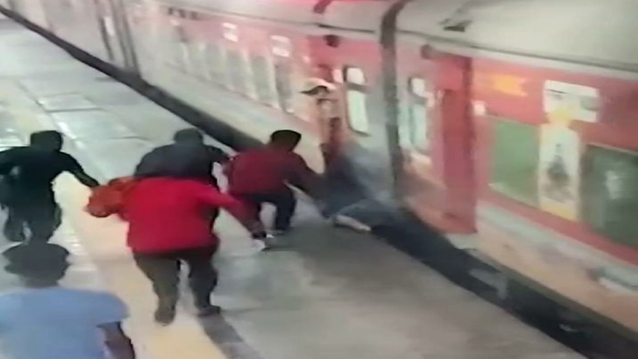 RPF Constable showed courage and saved the life of an elderly passenger