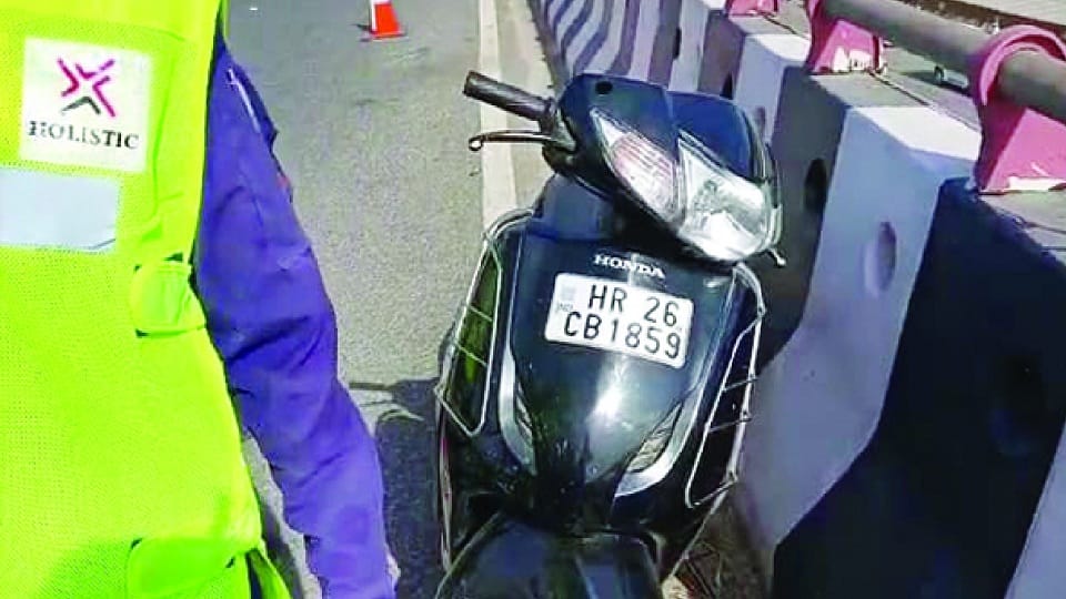 girl student dies after jumps from flyover at rajiv chowk in gurugram