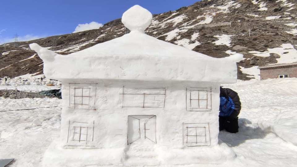 Craft Mela: Tourists happy after seeing snow shapes in the North Portal of Atal Tunnel Rohtang