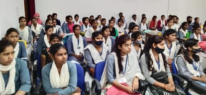 तिलहर महाविद्यालय में पुलिस की पाठशाला में भाग लेते छात्र-छात्राएं