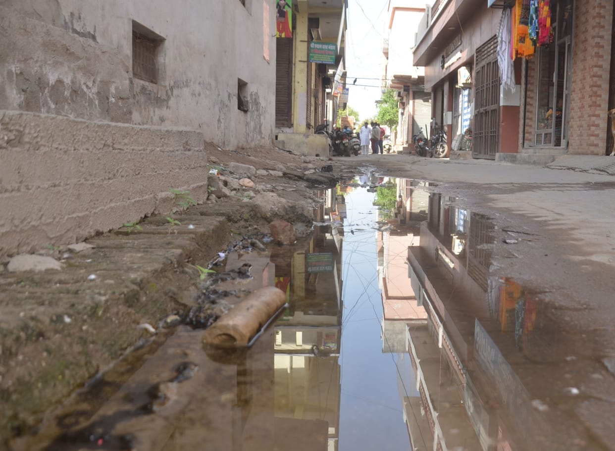 Shabby sewer-drinking lines became people's necks