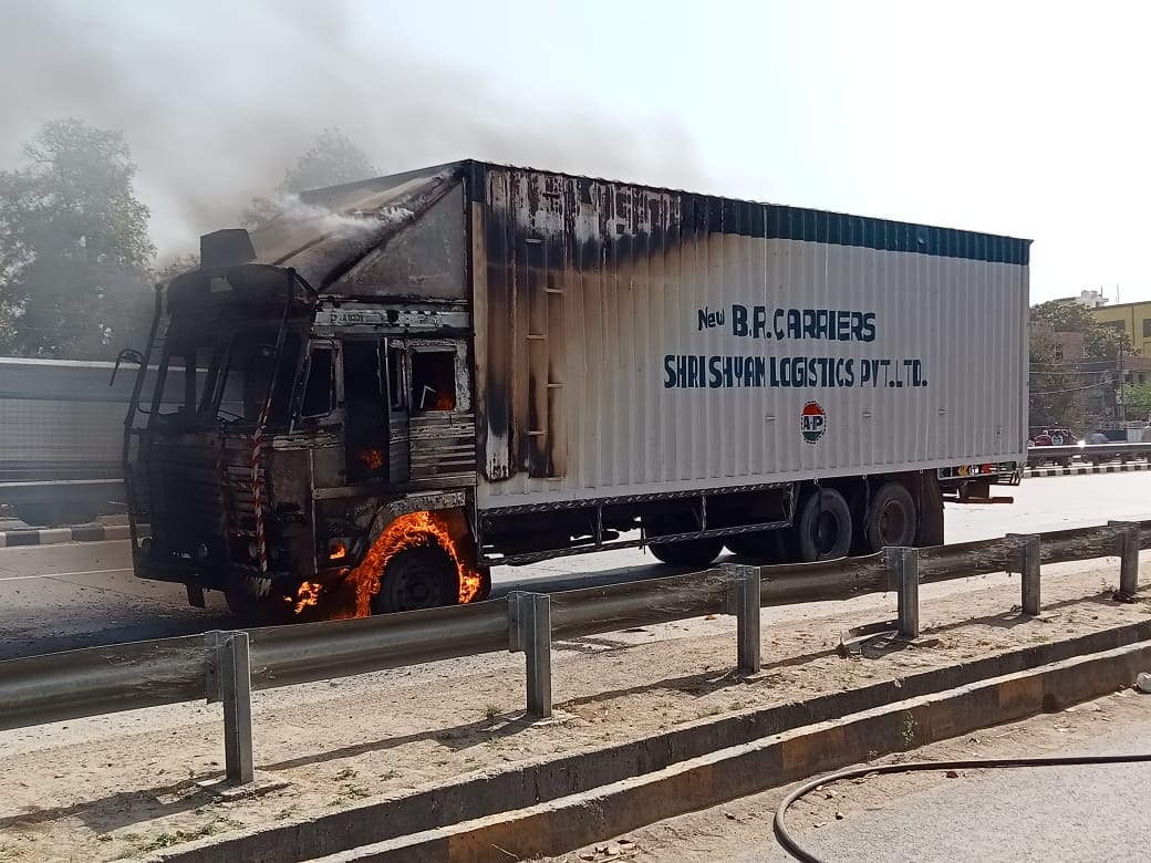 road accident national highway in Varanasi huge fire broke out in moving truck container many cattle died due to scorching