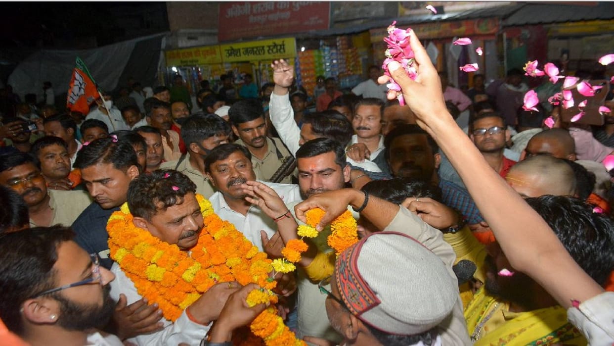 On arrival in Varanasi Minister of State Ravindra Jaiswal offered prayers at Laxmi Narayan Temple listened problems of traders