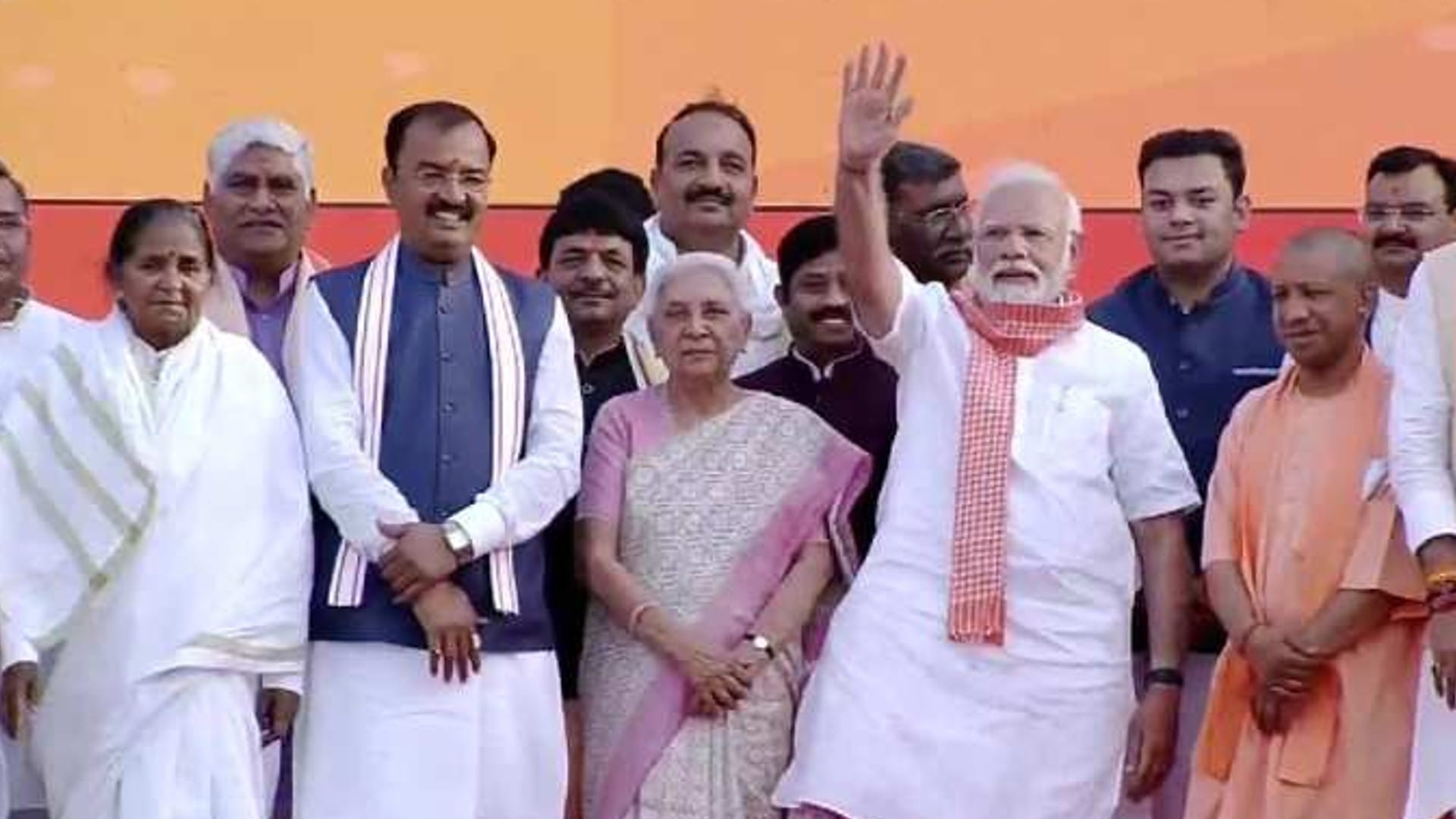 योगी आदित्यनाथ के शपथ ग्रहण समारोह में पहुंचे पीएम मोदी।