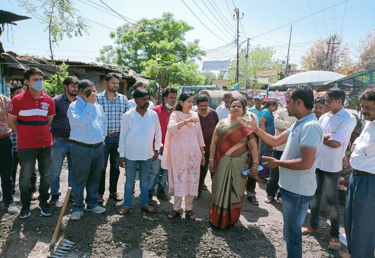 Mayor inspected the construction work of tiles
