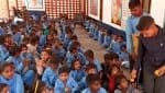 पानीपत। स्कूल अपग्रेड हाने पर बच्चों को लड्डू बाटंते हुए।