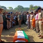 सेना के जवाब धनंजय यादव के अंतिम संस्कार में शामिल होते डीएम व एसएसपी