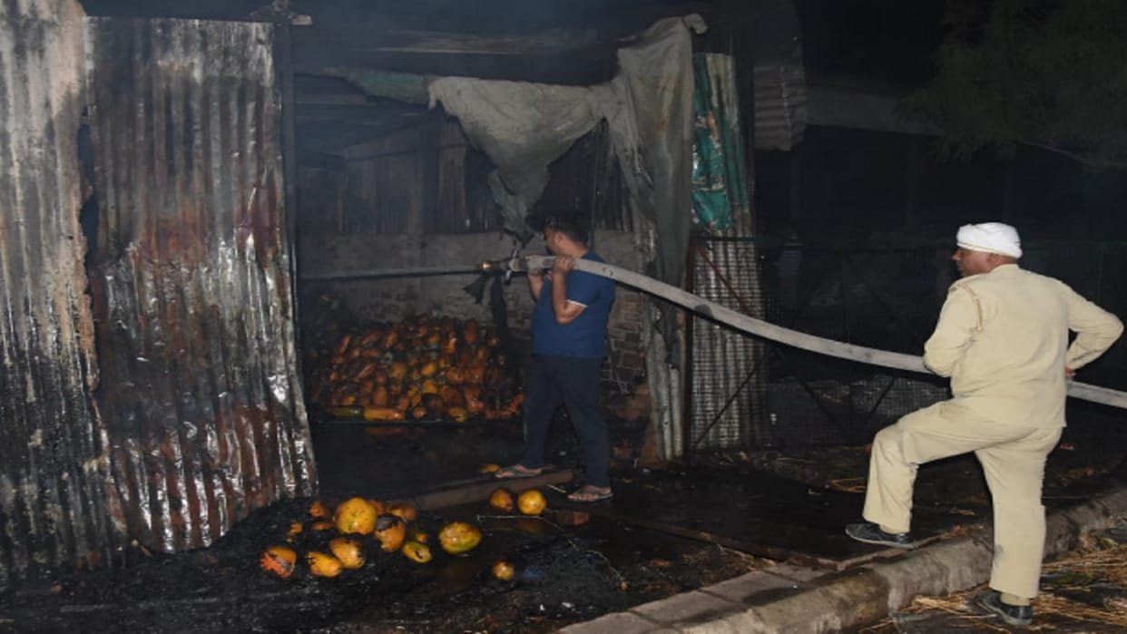 Fire broke out in Galla Mandi of lucknow