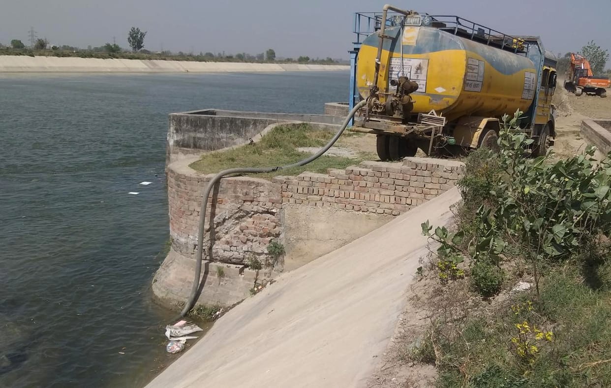 Lakhs of liters of water theft from the canal being done in bypass construction, department unknown