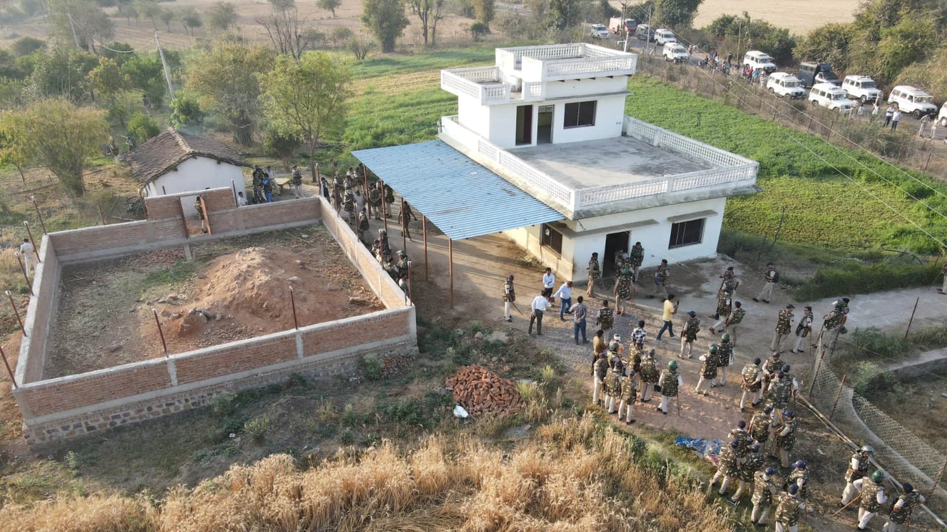 Operation Prahar: Bulldozer of administration on illegal farm house of vicious criminal Abdul Sameer in Chhatarpur, building grounded