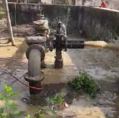 People troubled by the supply of contaminated water put a lock on the municipality gate
