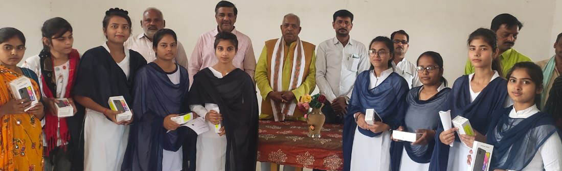 Students of towns equipped with smart phones