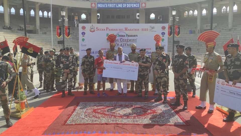 BSF DG Pankaj Kumar Singh and actor Nana Patekar flagged off the marathon in Amritsar