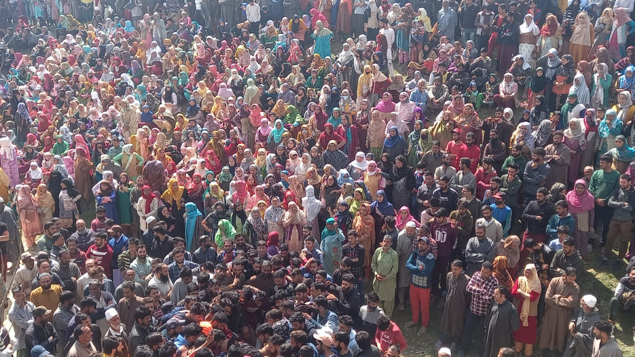 Budgam terrorist attack thousands of people gathered in cremation of martyr SPO and his brother in budgam kashmir