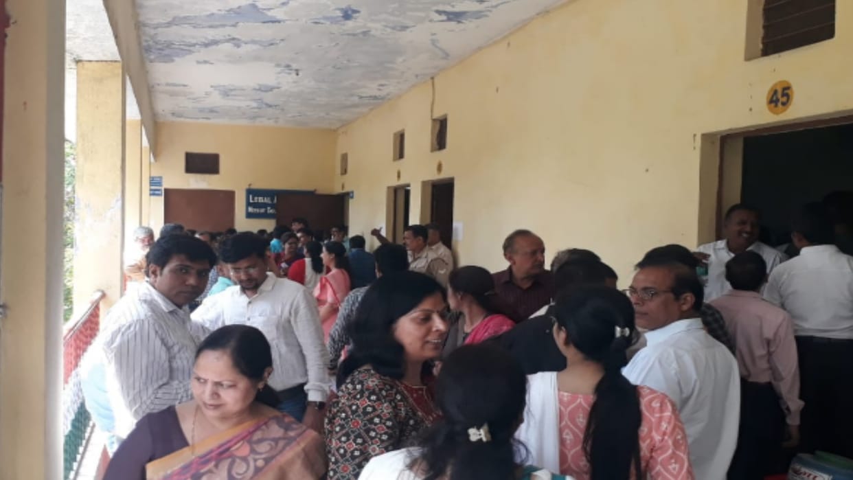 Meerut: Voting is going on with enthusiasm in the election of Chaudhary Charan Singh Teachers Association