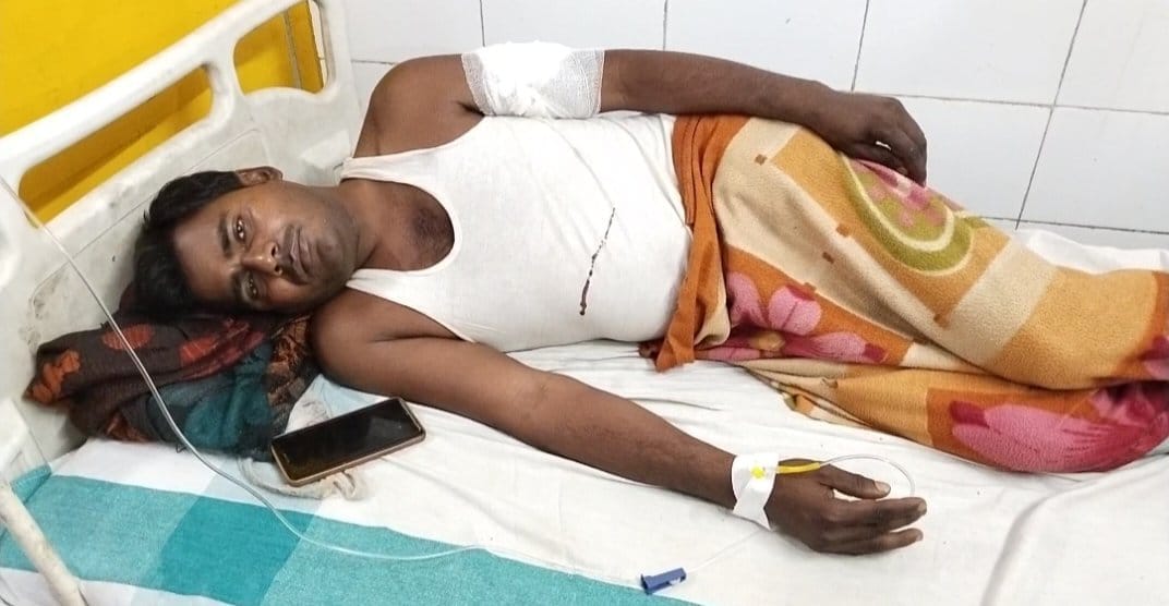 firing in Sonbhadra in Midnight miscreants sitting in ambush shot man admitted to hospital