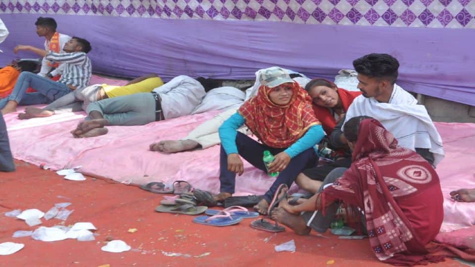 thousands of devotees going to Karauli for Kali Devi Darshan