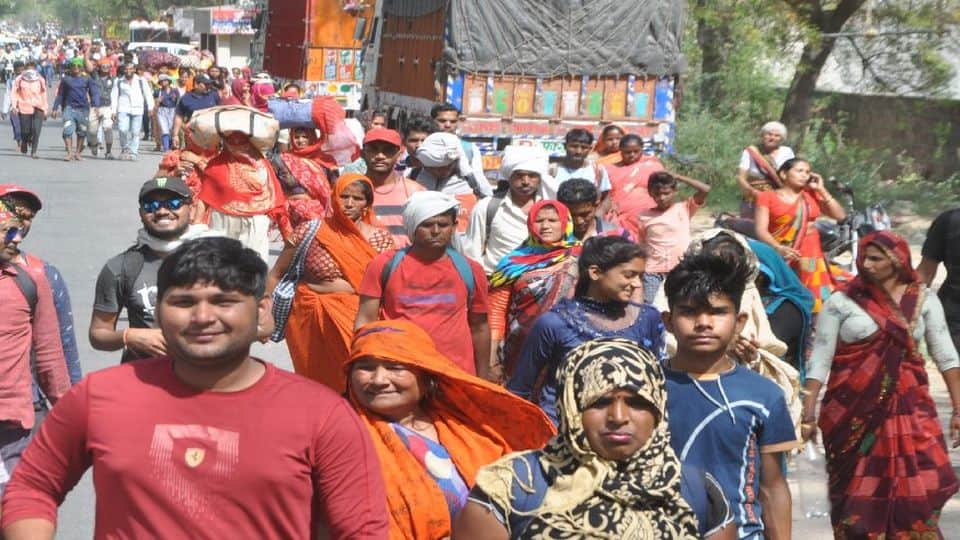 thousands of devotees going to Karauli for Kali Devi Darshan
